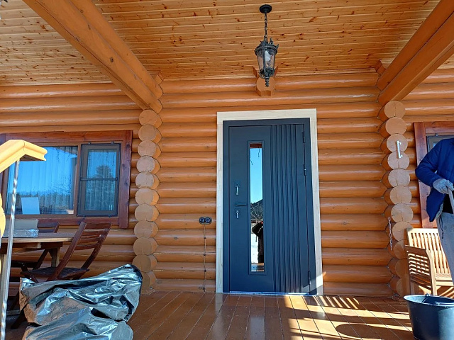 Установка входной металлической двери с терморазрывом в сруб из оцилиндрованного бревна 320 мм — силовая обсада, замер и правильный монтаж